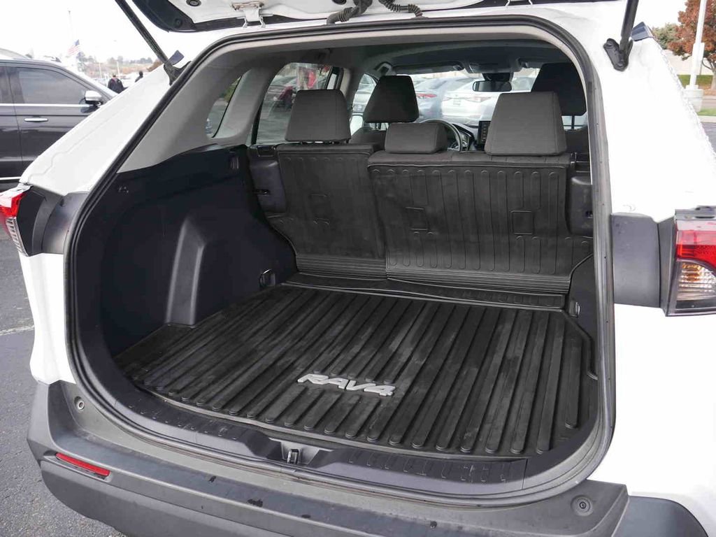 Used 2021 Toyota RAV4 XLE image 9