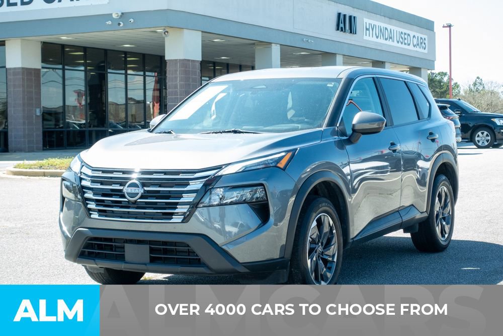 Used 2025 Nissan Rogue SV image 2