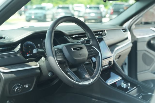 Used 2024 Jeep Grand Cherokee L Limited w/ Luxury Tech Group II RWD image 30