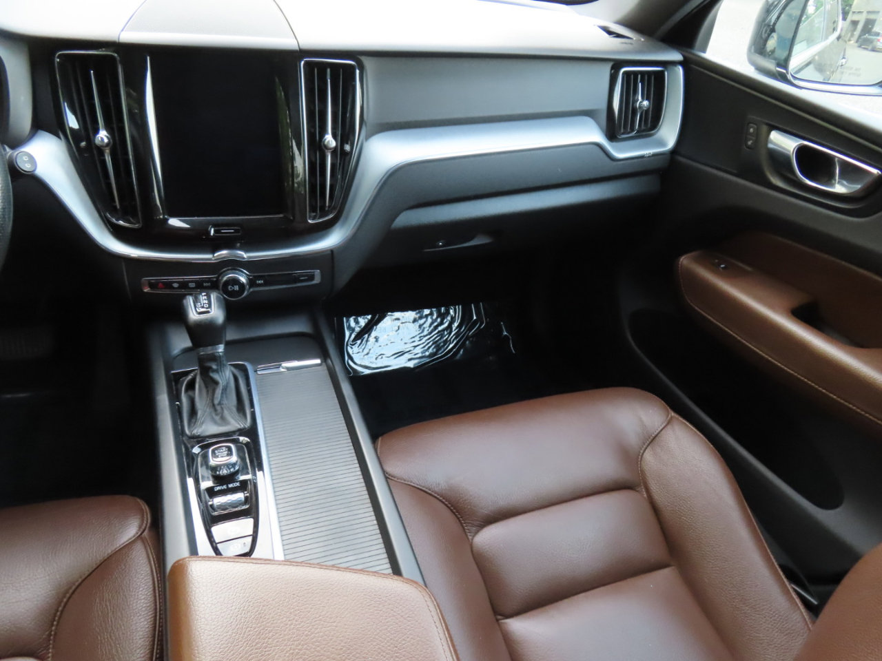 Used 2018 Volvo XC60 T6 Momentum w/ Convenience Package image 11