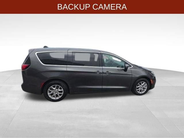 Used 2023 Chrysler Pacifica Touring-L FWD image 8