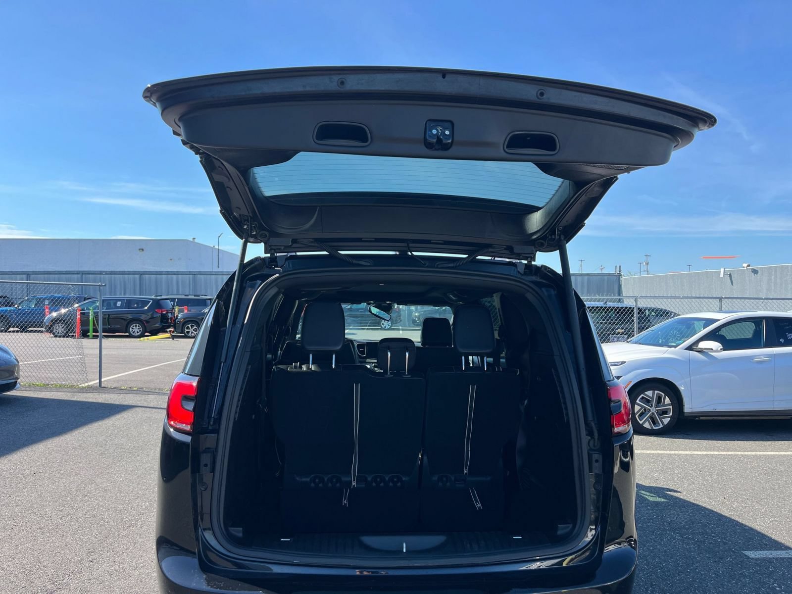 Used 2025 Chrysler Pacifica Limited FWD image 34