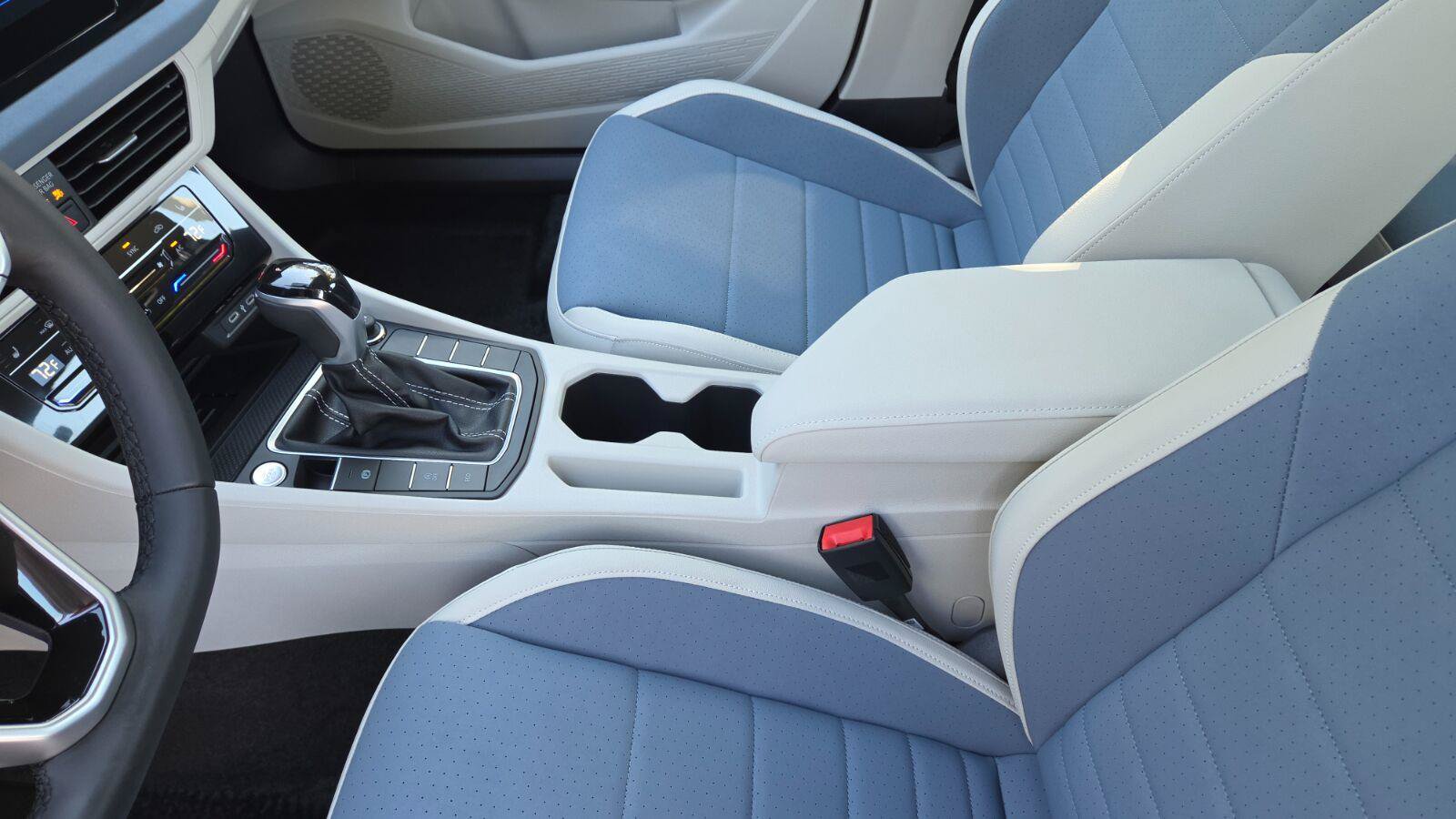 Certified 2025 Volkswagen Jetta SE w/ Sunroof Package FWD image 40