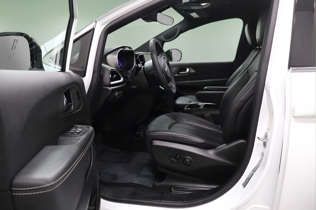 Used 2025 Chrysler Pacifica Select FWD image 12