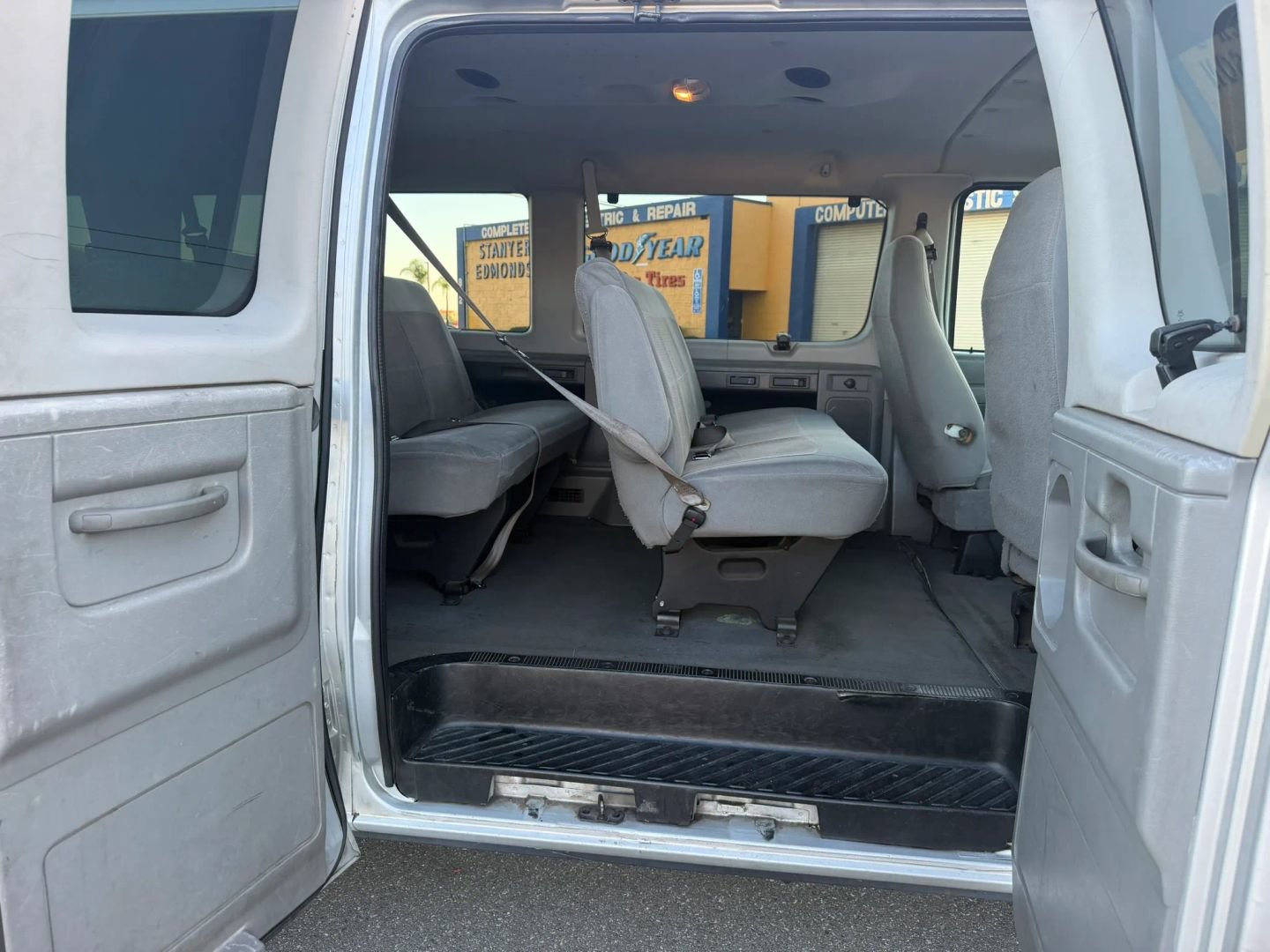 Used 2006 Ford E-350 and Econoline 350 XLT RWD image 15