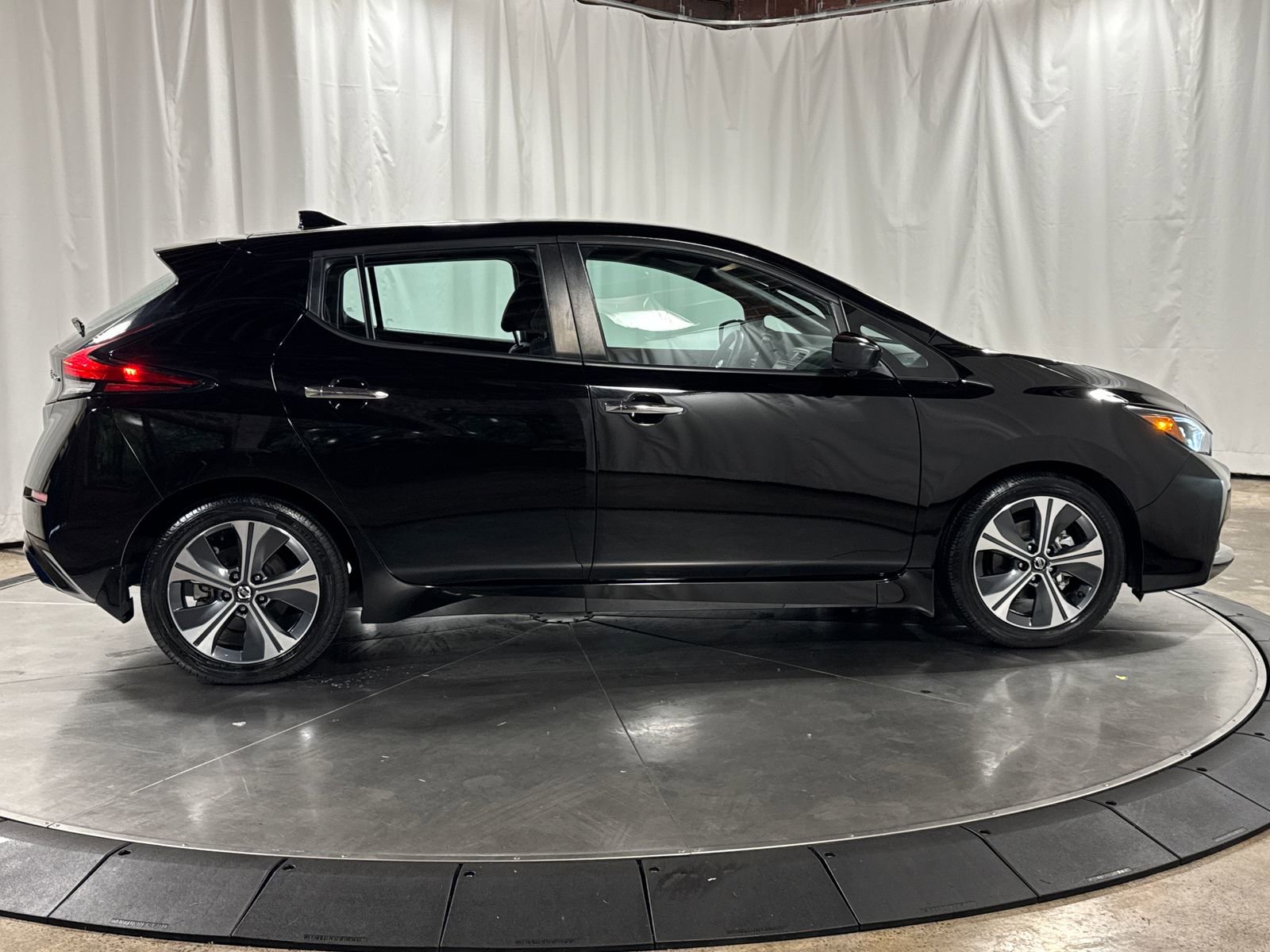 Used 2020 Nissan Leaf SV w/ SV Technology Package FWD image 6