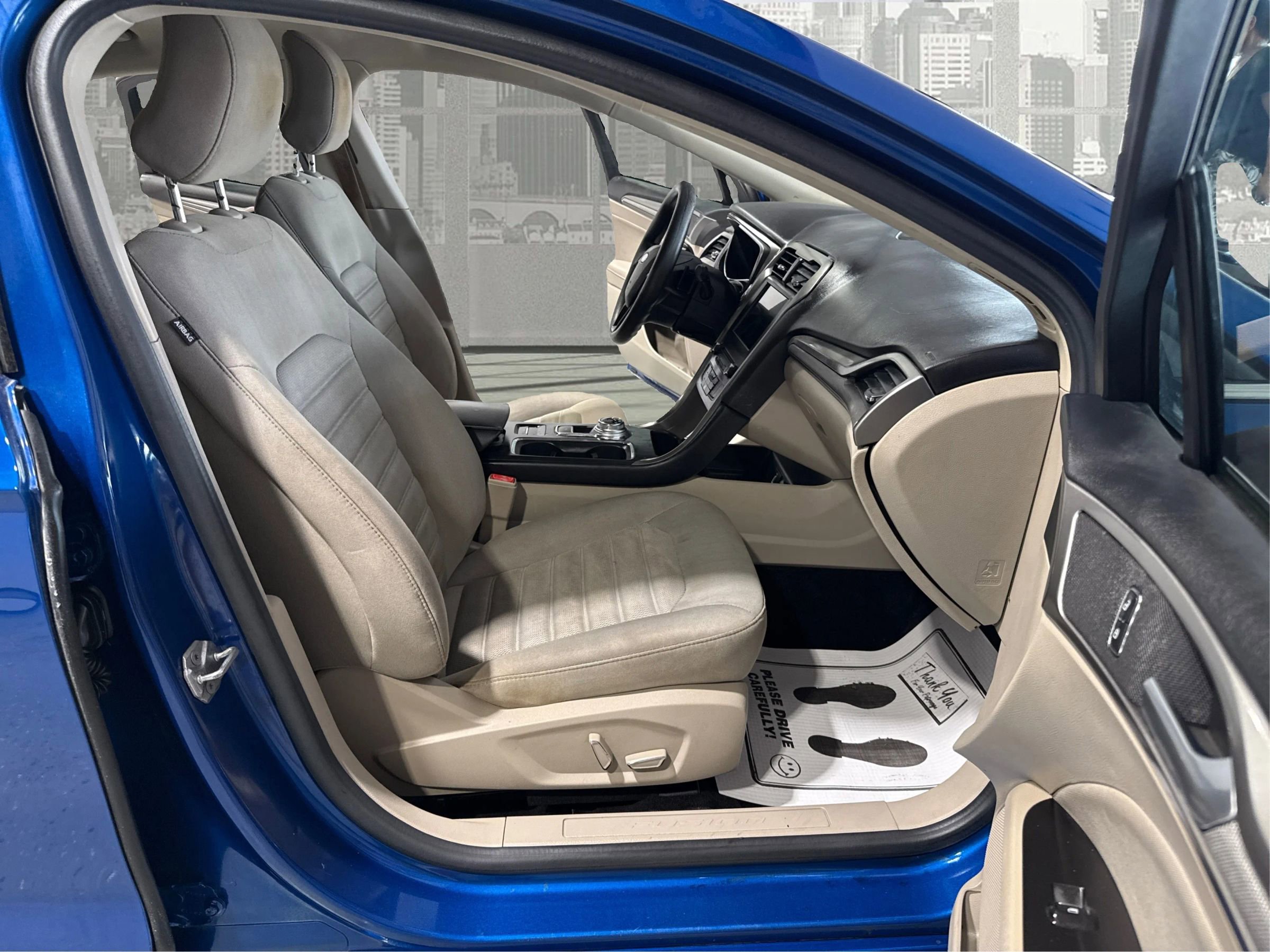 Used 2017 Ford Fusion SE w/ Fusion SE Technology Package image 12