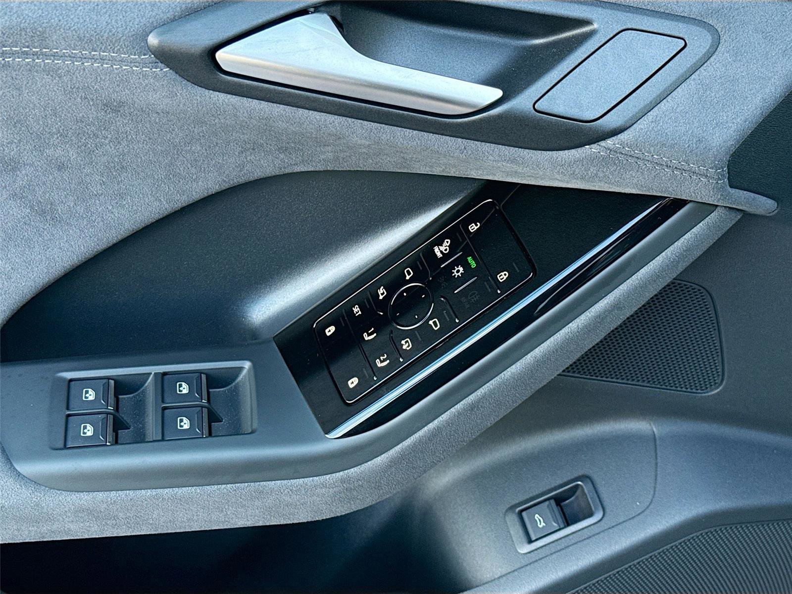 New 2025 Audi SQ6 e-tron Premium Plus image 18