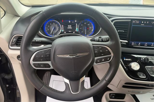 Used 2023 Chrysler Pacifica Touring-L image 16