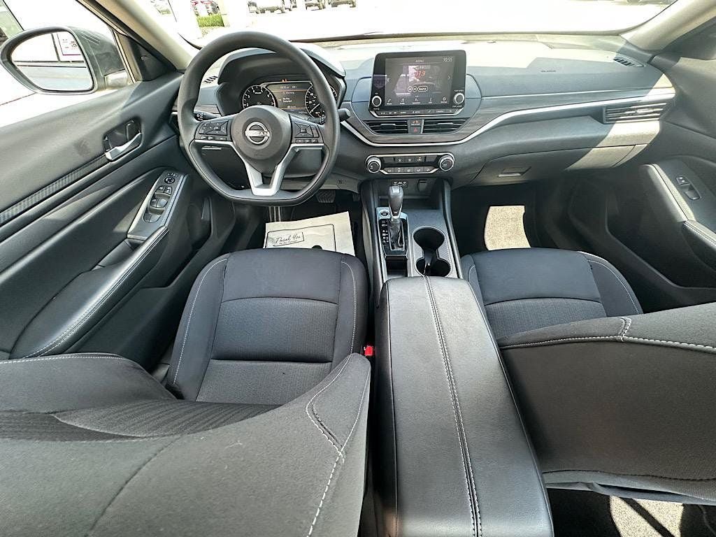 Used 2025 Nissan Altima 2.5 SV FWD image 17