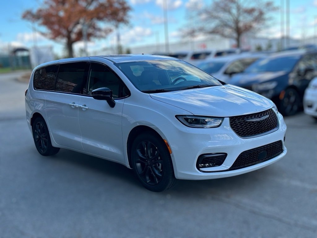 New 2026 Chrysler Pacifica Select
