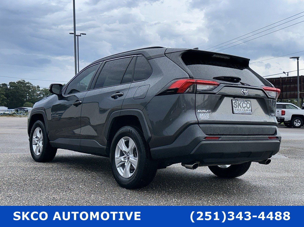 Used 2021 Toyota RAV4 XLE Premium FWD image 3