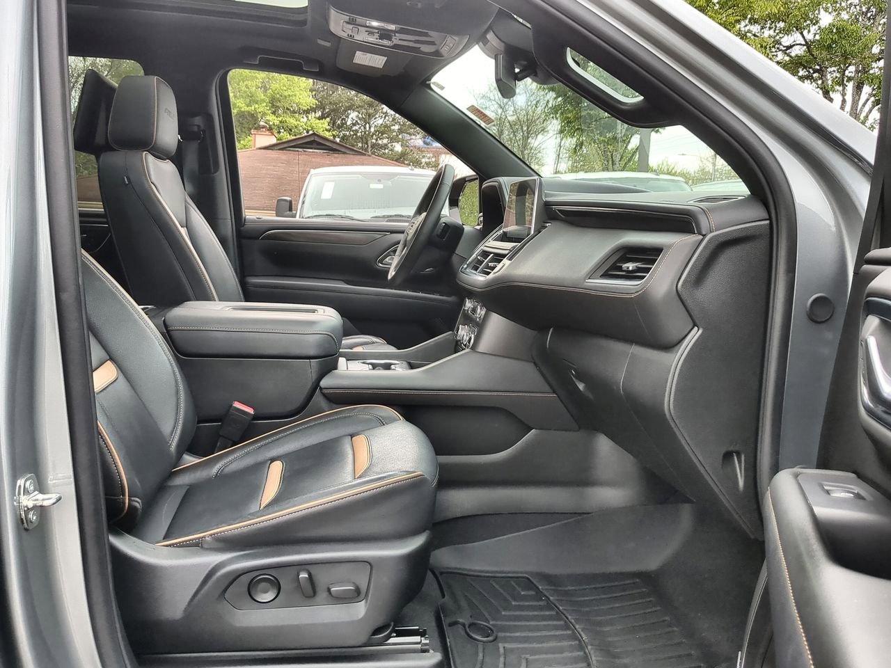 Used 2024 GMC Yukon AT4 w/ Technology Package image 29