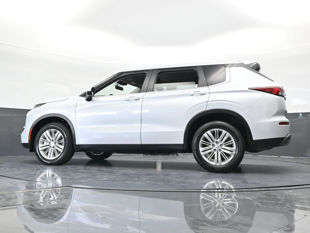 Used 2023 Mitsubishi Outlander ES image 57