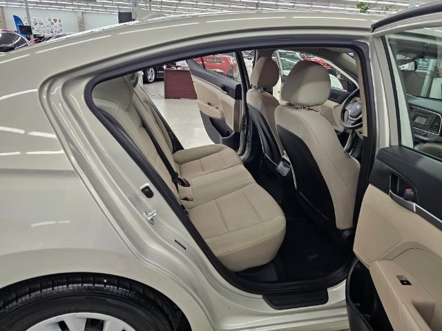 Used 2017 Hyundai Elantra SE image 30