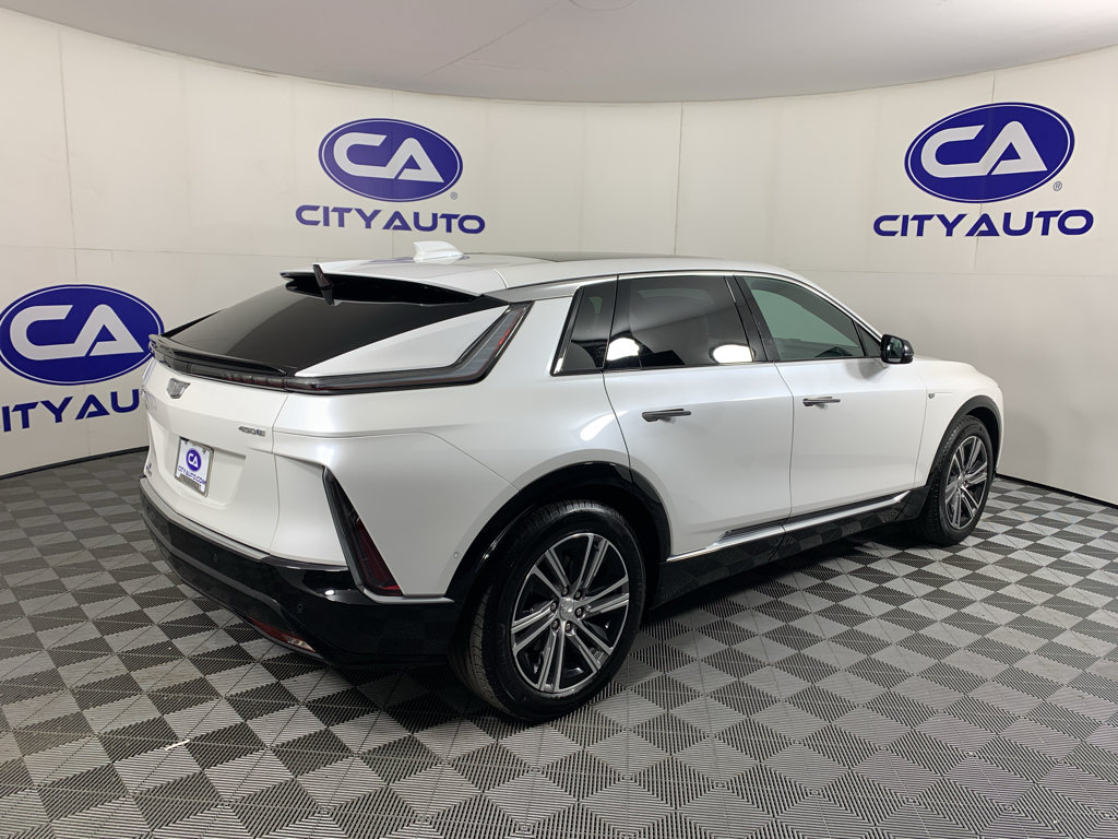 Used 2024 Cadillac Lyriq Luxury RWD image 3