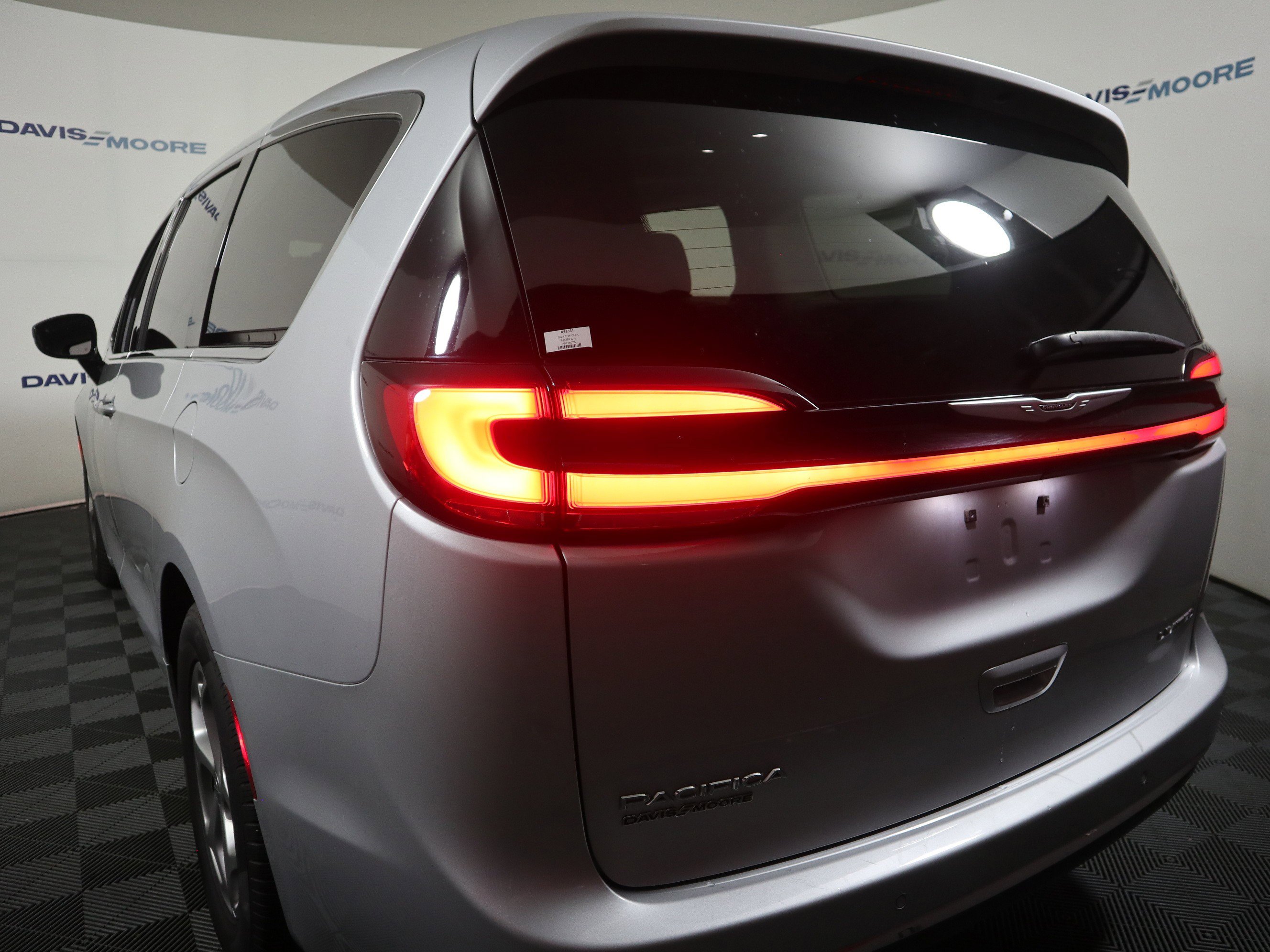 Used 2024 Chrysler Pacifica Limited image 9