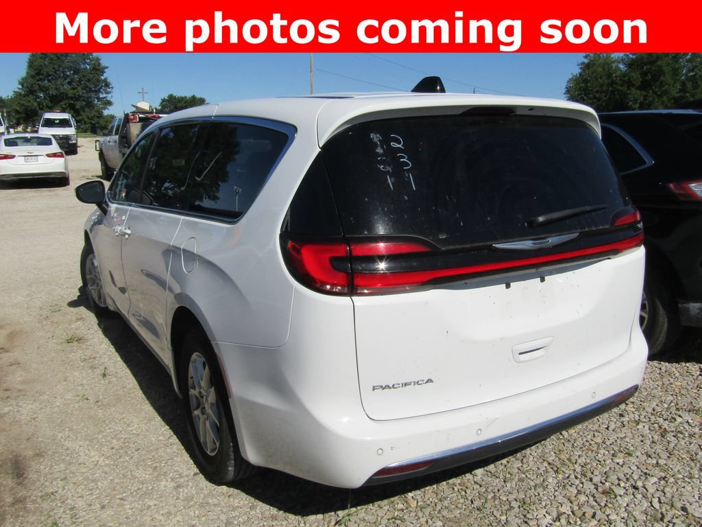 Used 2023 Chrysler Pacifica Touring-L FWD image 3