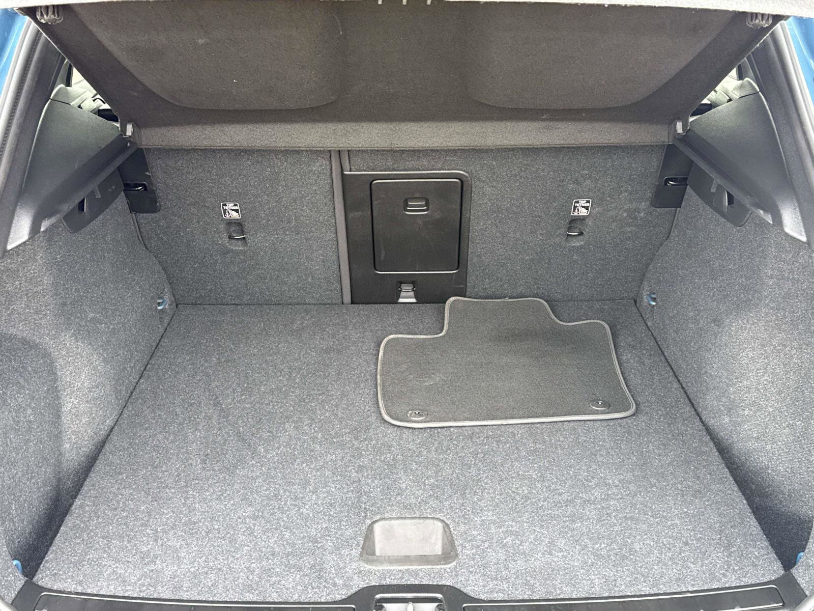 Used 2024 Volvo XC40 B5 Core image 8