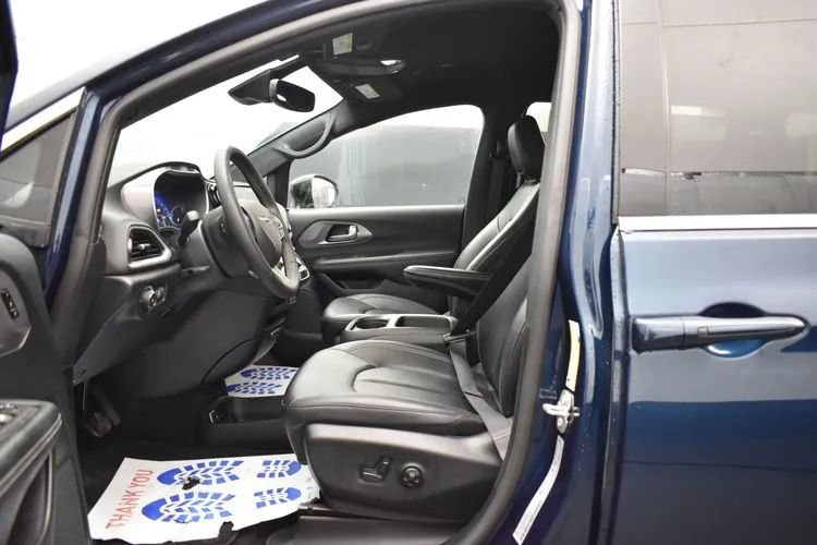 Used 2025 Chrysler Pacifica Select FWD image 14