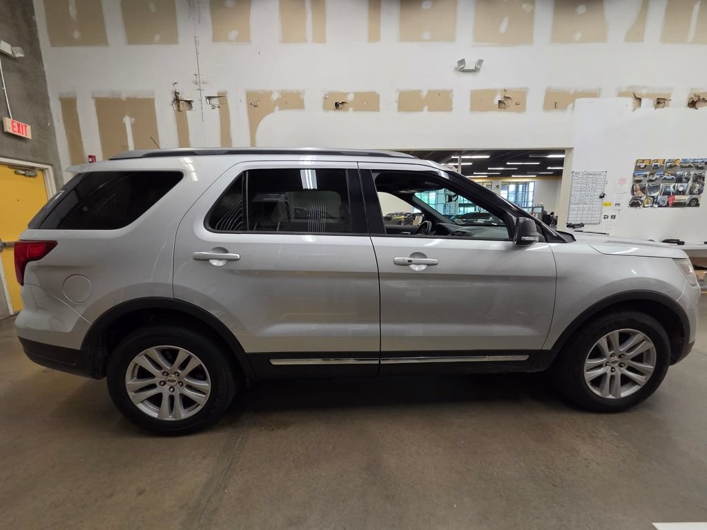 Used 2018 Ford Explorer XLT w/ Equipment Group 202A AWD/4WD image 8