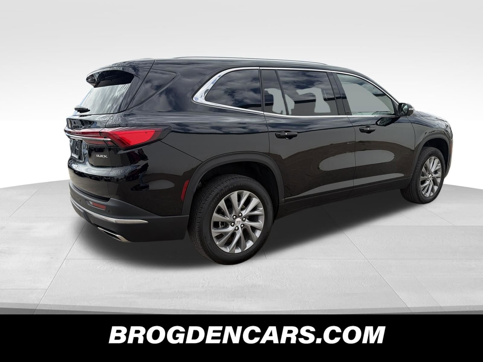 Used 2025 Buick Enclave Preferred image 3