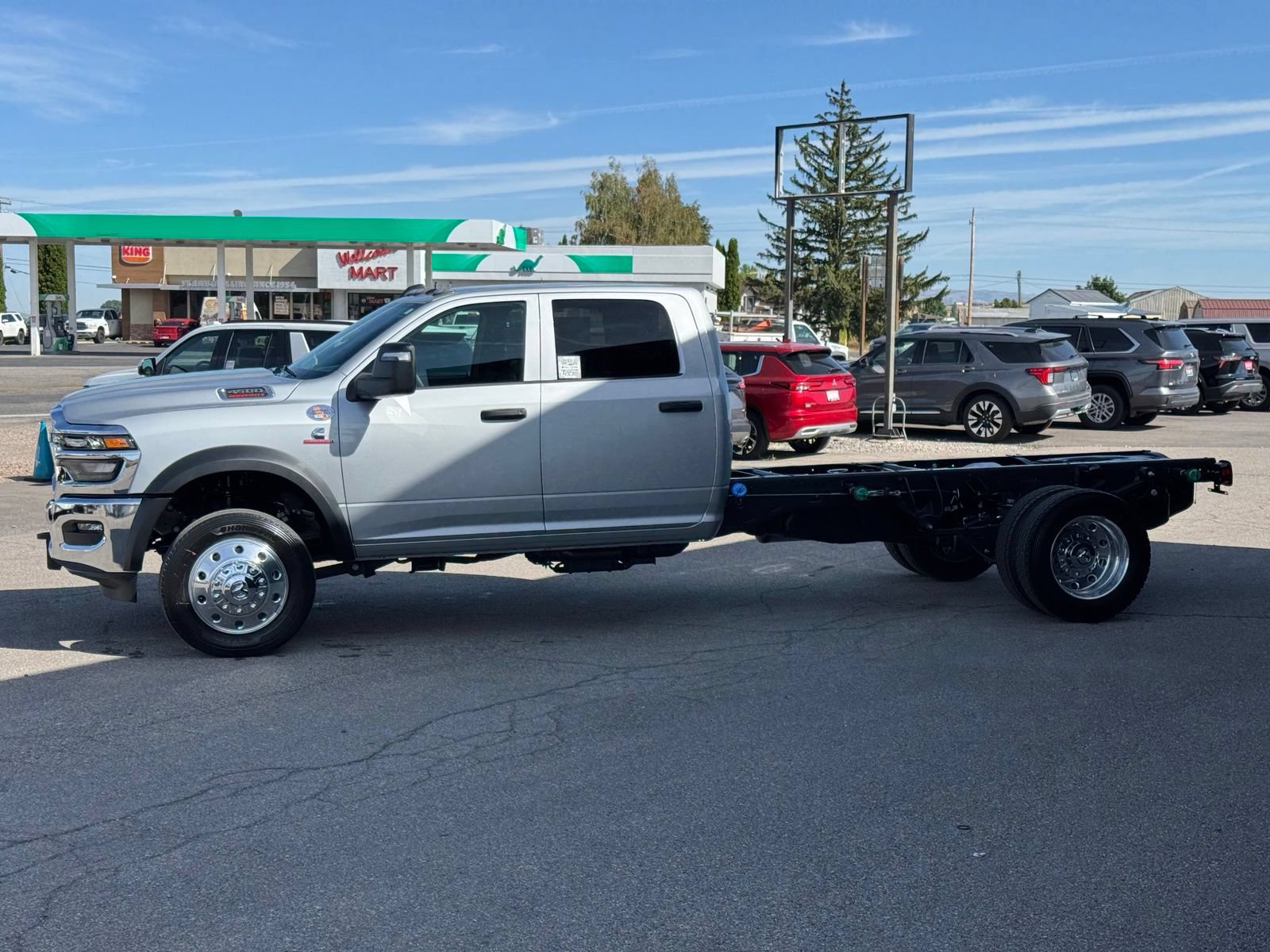 New 2027 RAM 4500 4x4 Crew Cab DRW w/ Laramie Trim Package image 9