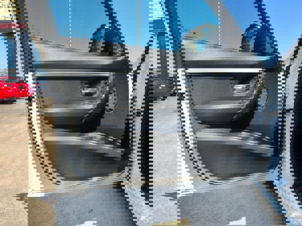 Used 2018 BMW 330i Sedan w/ Premium Package image 10