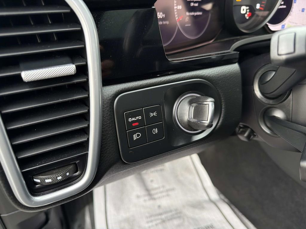 Used 2023 Porsche Cayenne Platinum Edition image 34