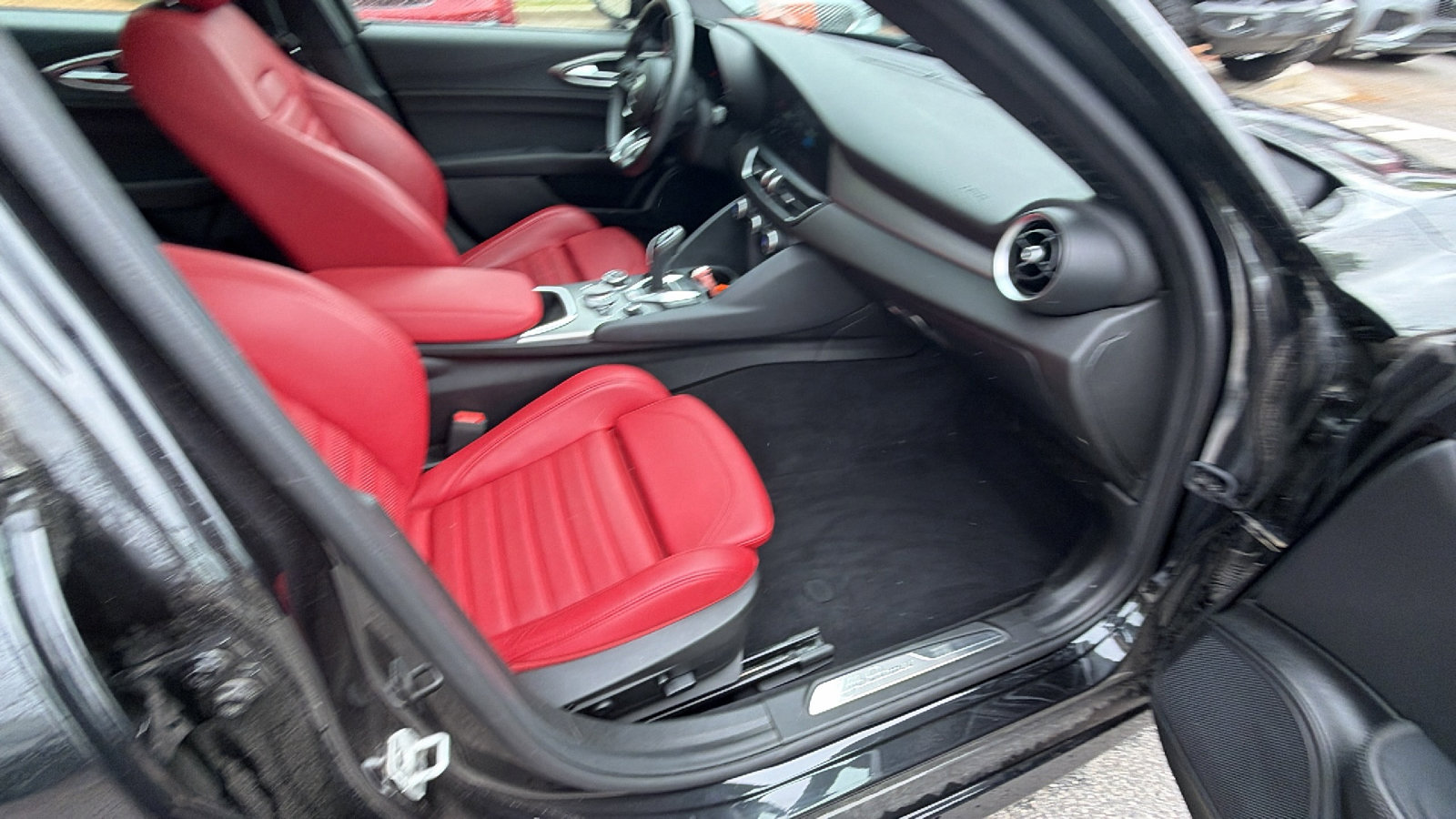 Used 2024 Alfa Romeo Giulia Ti w/ Performance Driving Package AWD/4WD image 20