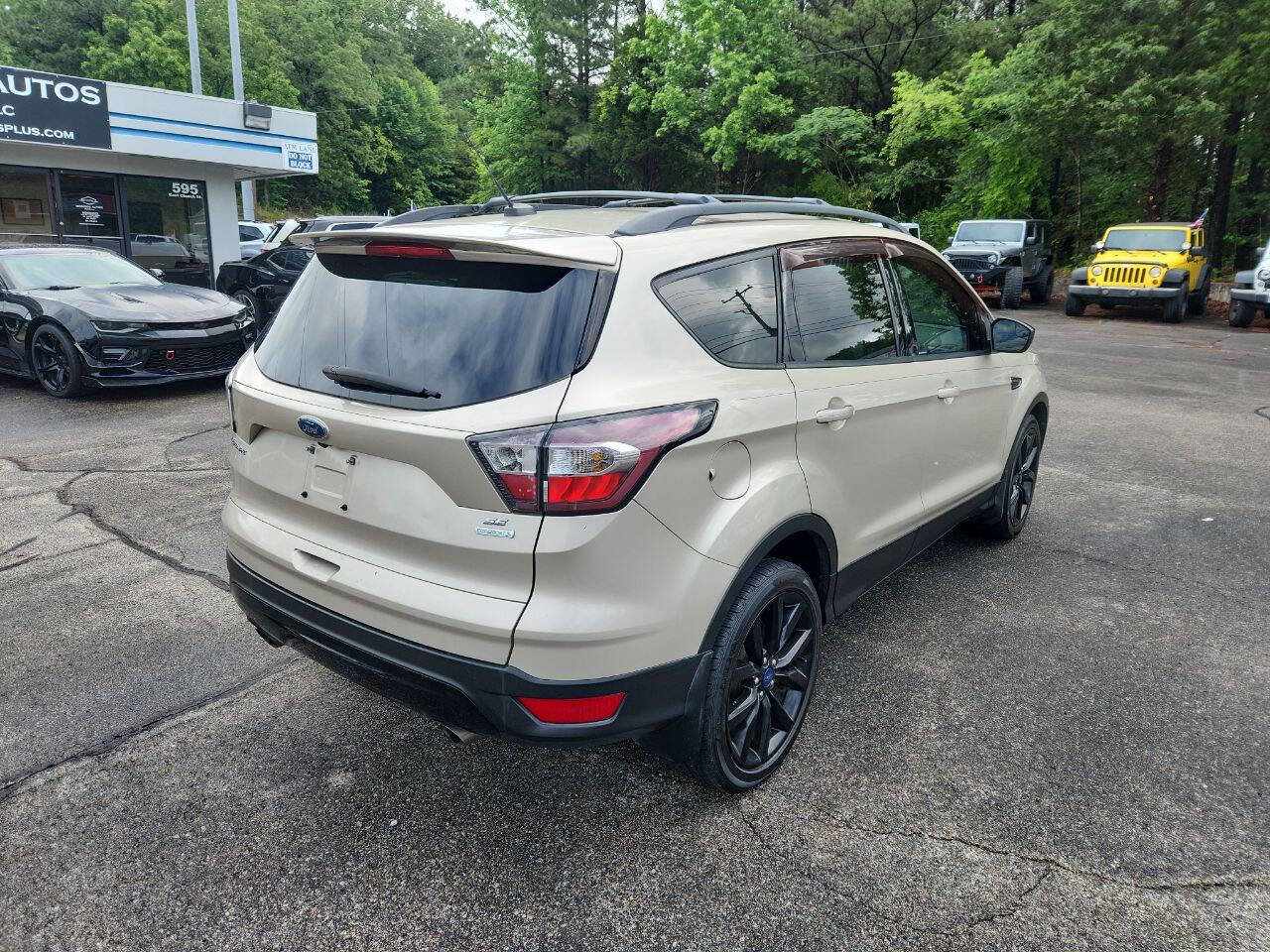Used 2017 Ford Escape SE w/ SE Sport Appearance Package image 18