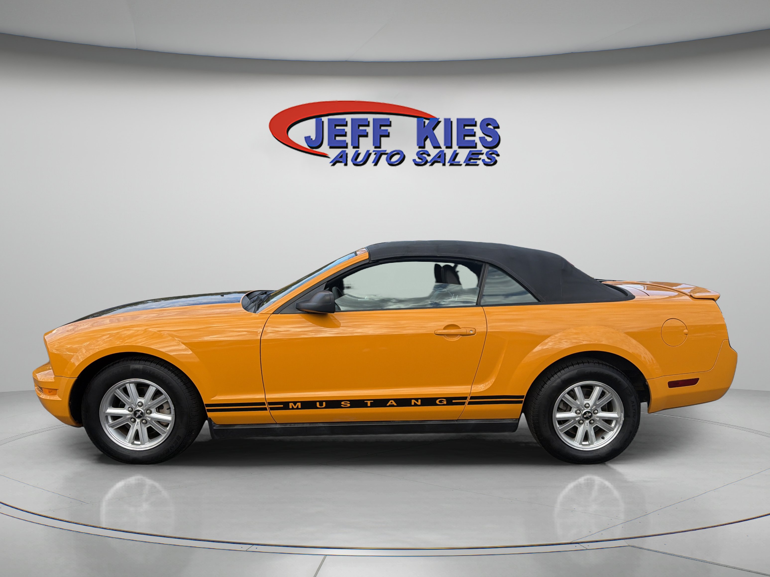 Used 2008 Ford Mustang Convertible RWD image 16