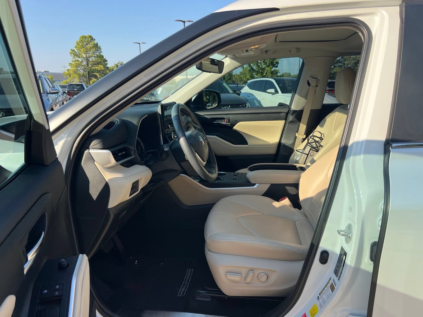 Used 2023 Toyota Highlander XLE FWD image 26
