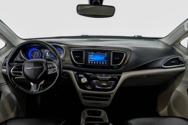 Used 2019 Chrysler Pacifica Touring-L FWD image 12