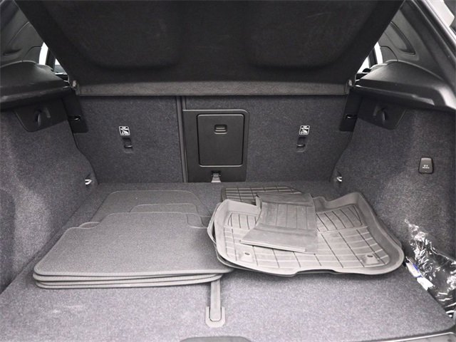 Used 2024 Volvo XC40 B5 Plus w/ Protection Package Premier image 30