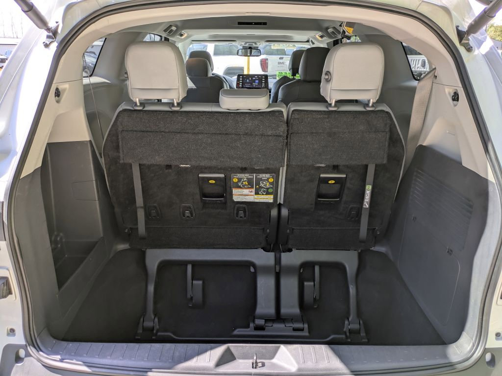 Used 2023 Toyota Sienna XLE AWD/4WD image 32