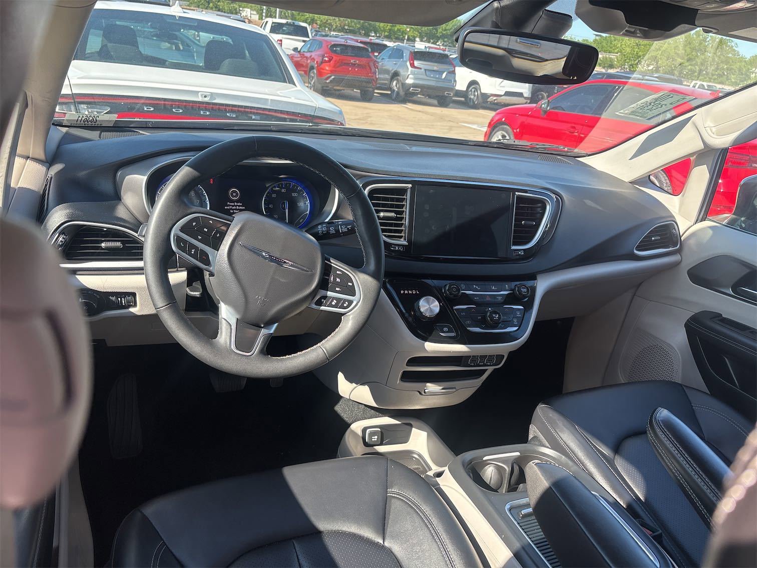 Used 2024 Chrysler Pacifica Touring-L image 11