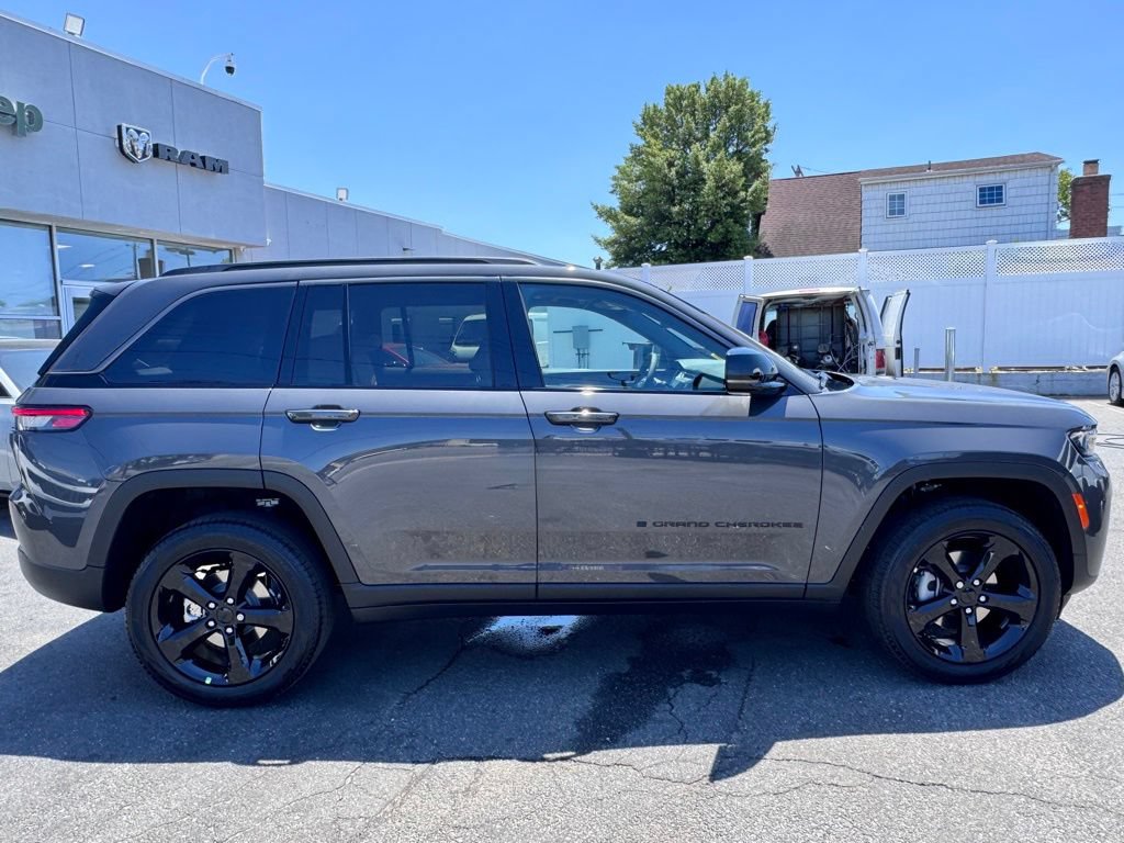 New 2026 Jeep Grand Cherokee Limited w/ Limited Altitude Package AWD/4WD image 8