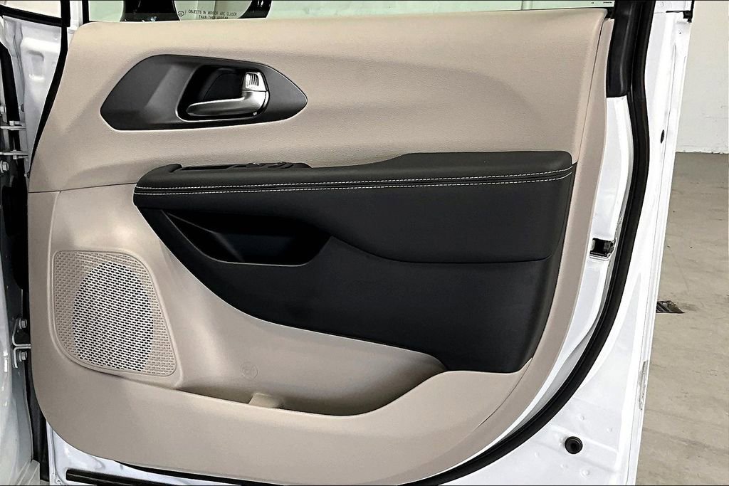 Used 2024 Chrysler Pacifica Select image 21