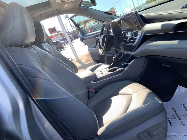 Used 2023 Toyota Highlander Limited image 14