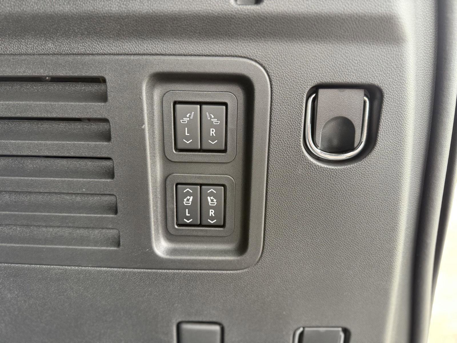 Used 2025 Chevrolet Traverse RS image 13