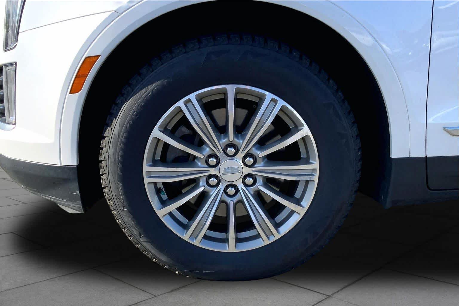 Used 2017 Cadillac XT5 Luxury w/ Driver Awareness Package FWD image 11