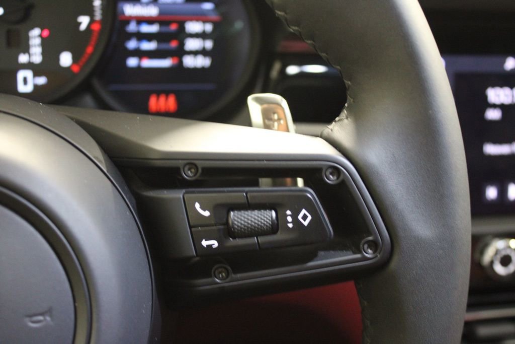 Certified 2025 Porsche Macan AWD/4WD image 23