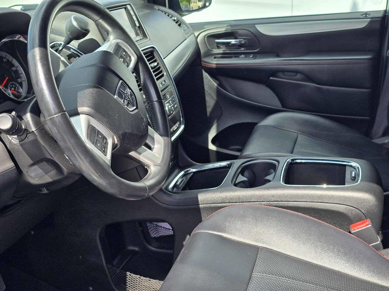 Used 2016 Dodge Grand Caravan R/T image 5