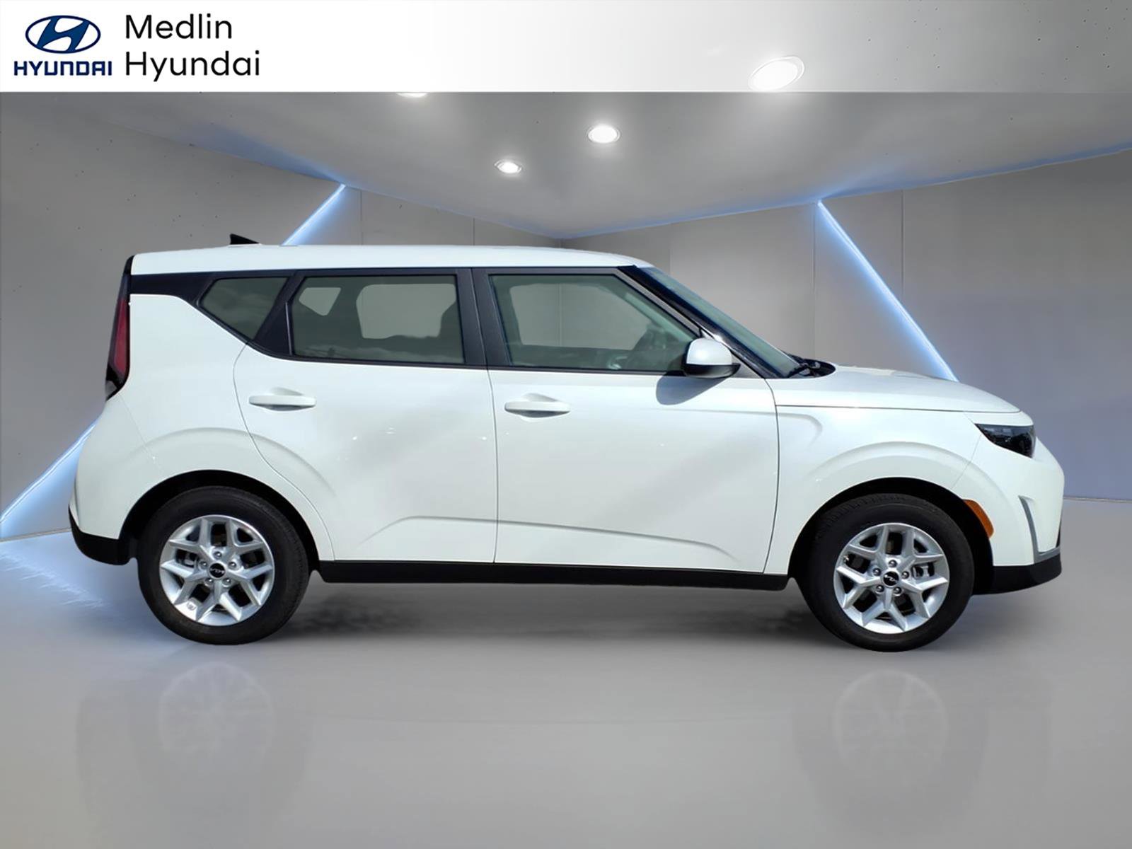 Used 2025 Kia Soul LX w/ LX Technology Package FWD image 2