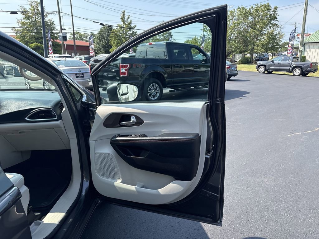 Used 2017 Chrysler Pacifica Touring image 28