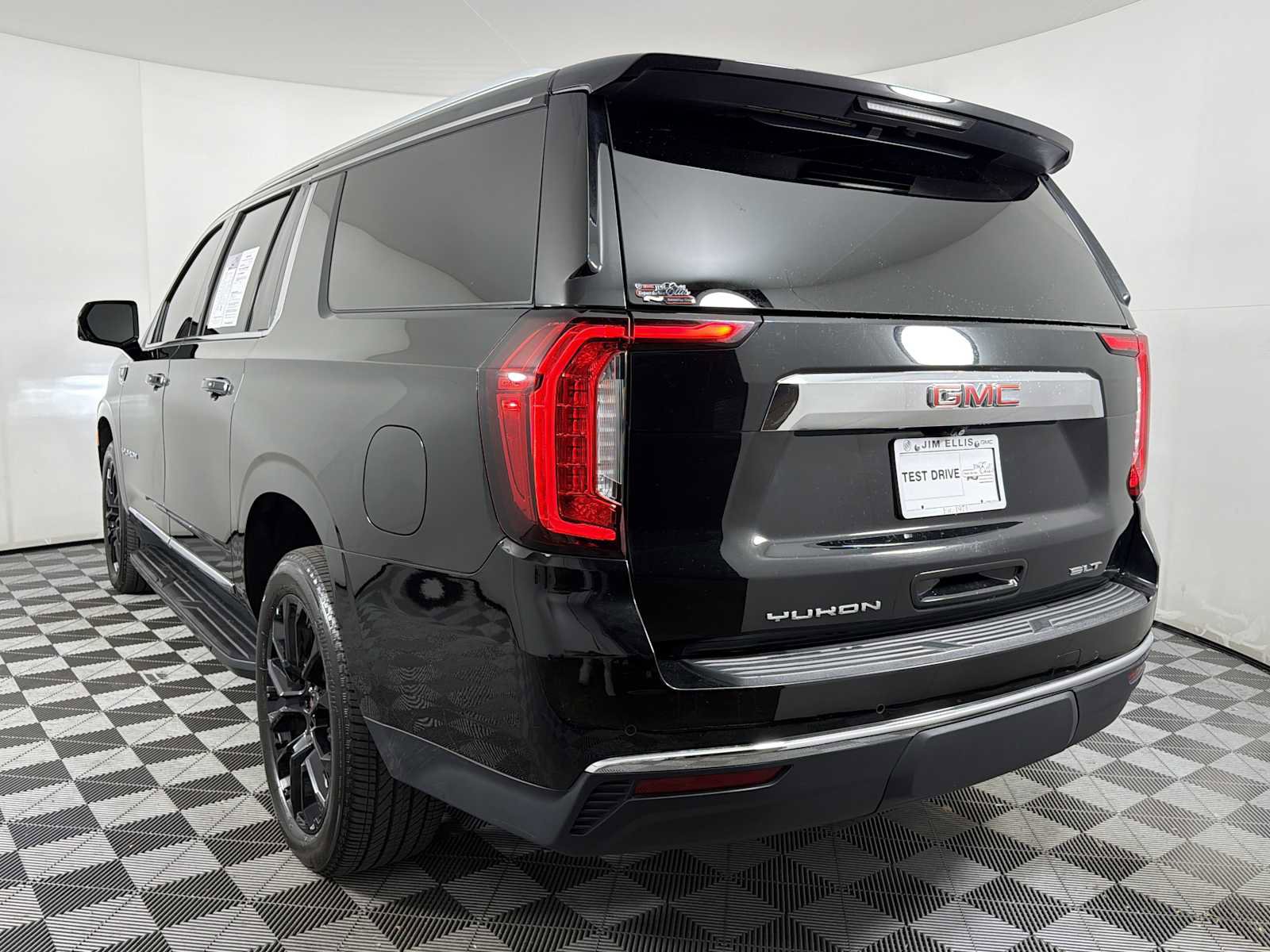 Used 2022 GMC Yukon XL SLT w/ SLT Luxury Package image 8