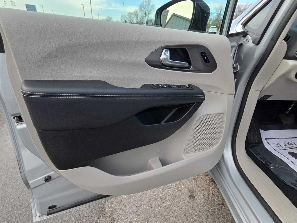 Used 2024 Chrysler Pacifica Touring-L FWD image 15