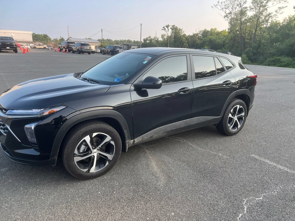 Used 2025 Chevrolet Trax RS FWD image 1
