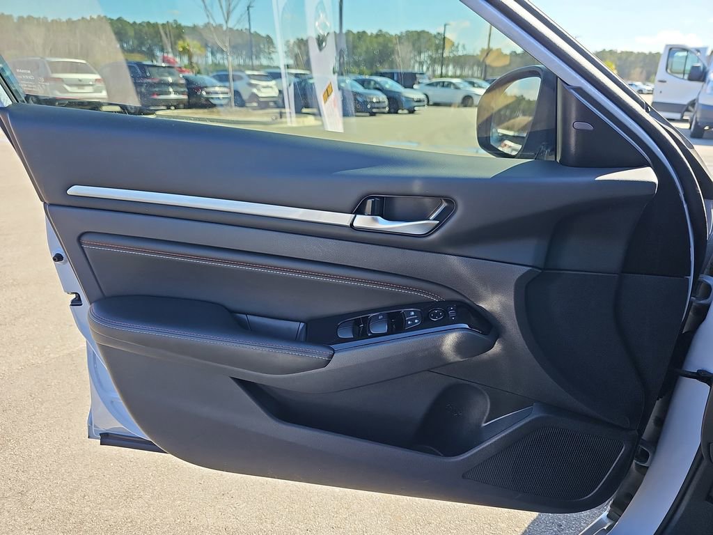Used 2023 Nissan Altima 2.5 SR w/ SR Premium Package image 30